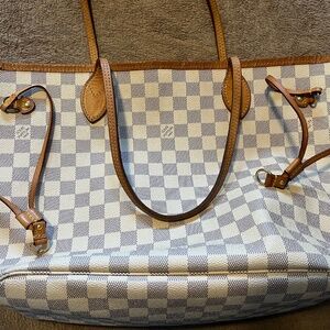 Louis Vuitton Neverfull MM pink interior